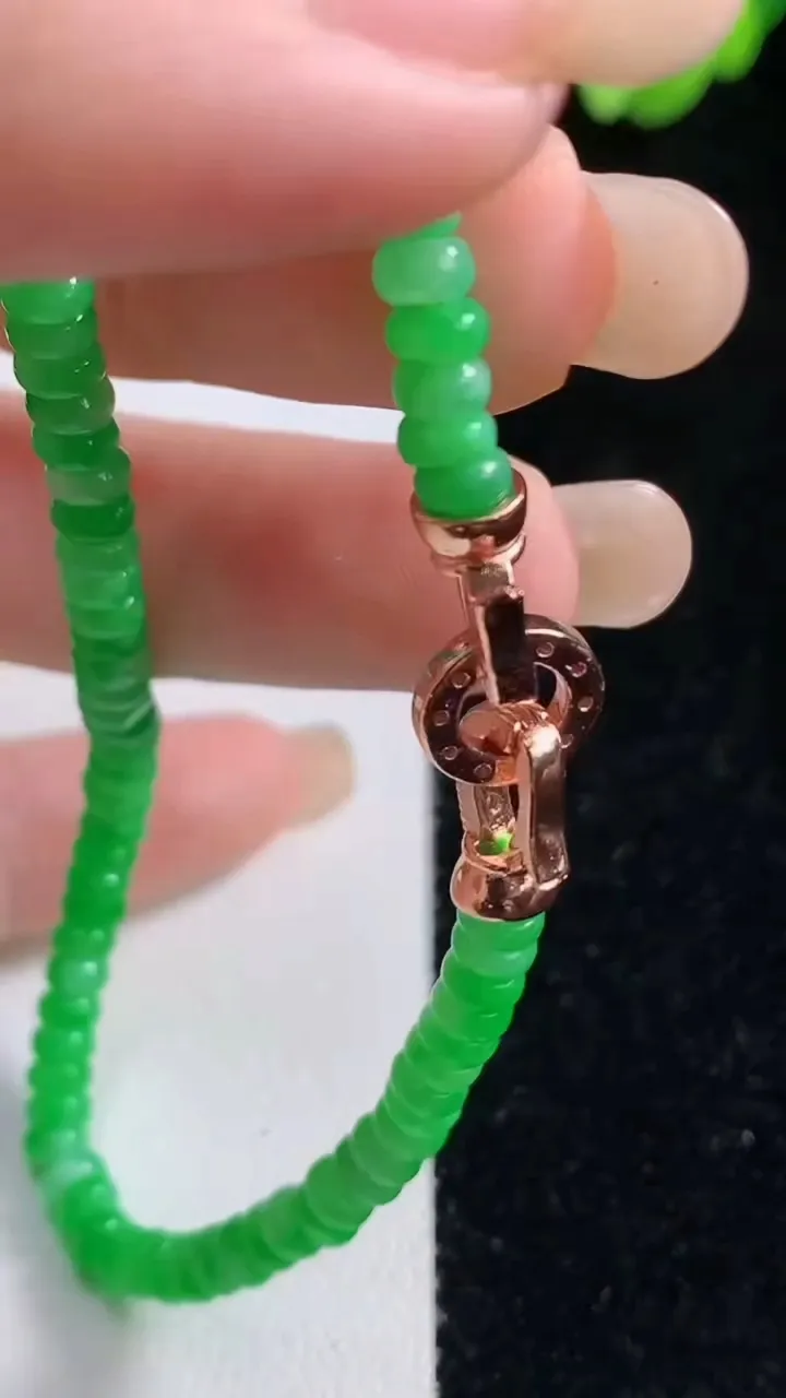 天然A货翡翠算盘珠手串，尺寸4-1.6-83颗，重量:7.44g9月13日
工厂直销收藏佳品,种好水足，色泽均匀，有种有色，上手高大气！