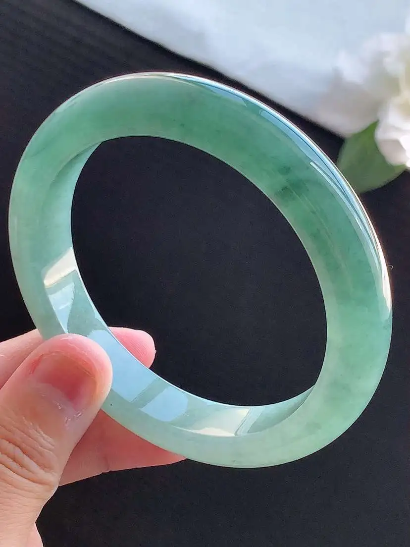 a货翡翠老坑冰润飘花正装正圈手镯58-59圈口  尺寸58.8×12.3×8.8mm 重量65.15