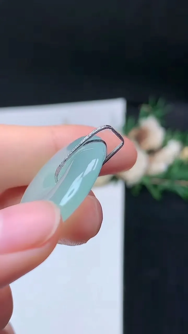 天然A货翡翠平安扣吊坠，尺寸27.6-5.7，重量:9.00g
9月13日