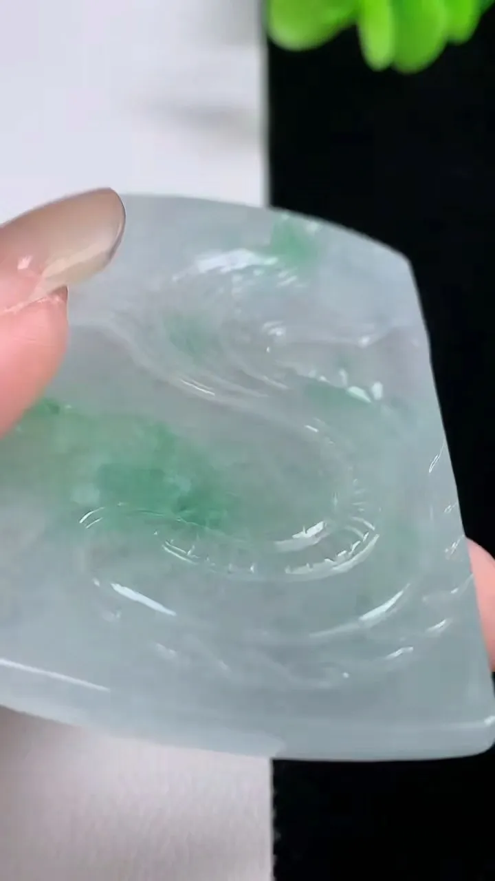 天然A货翡翠山水牌吊坠，尺寸60.2-42-5.5，重量:33.42g
9月13日