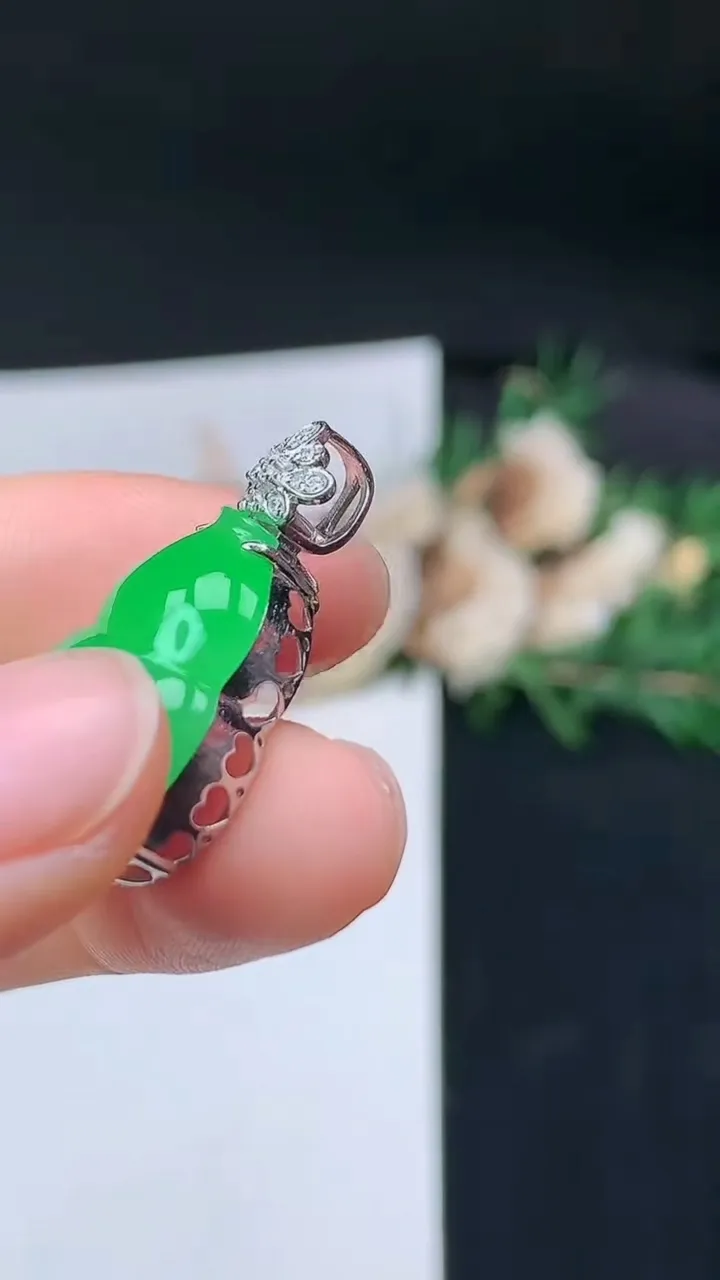天然A货翡翠葫芦吊坠，尺寸20.6-17-9，重量:5.46g
9月13日