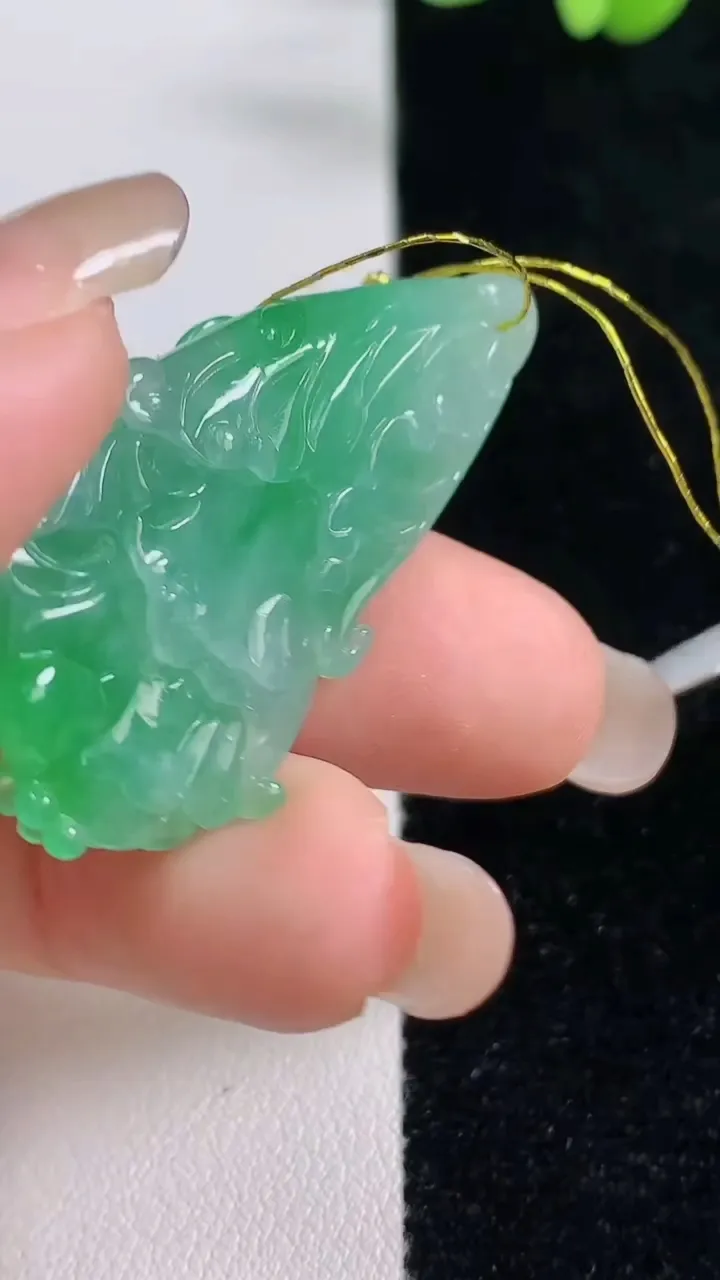 天然A货翡翠白菜吊坠，尺寸42.2-24-7.6，重量:9.07g
9月13日