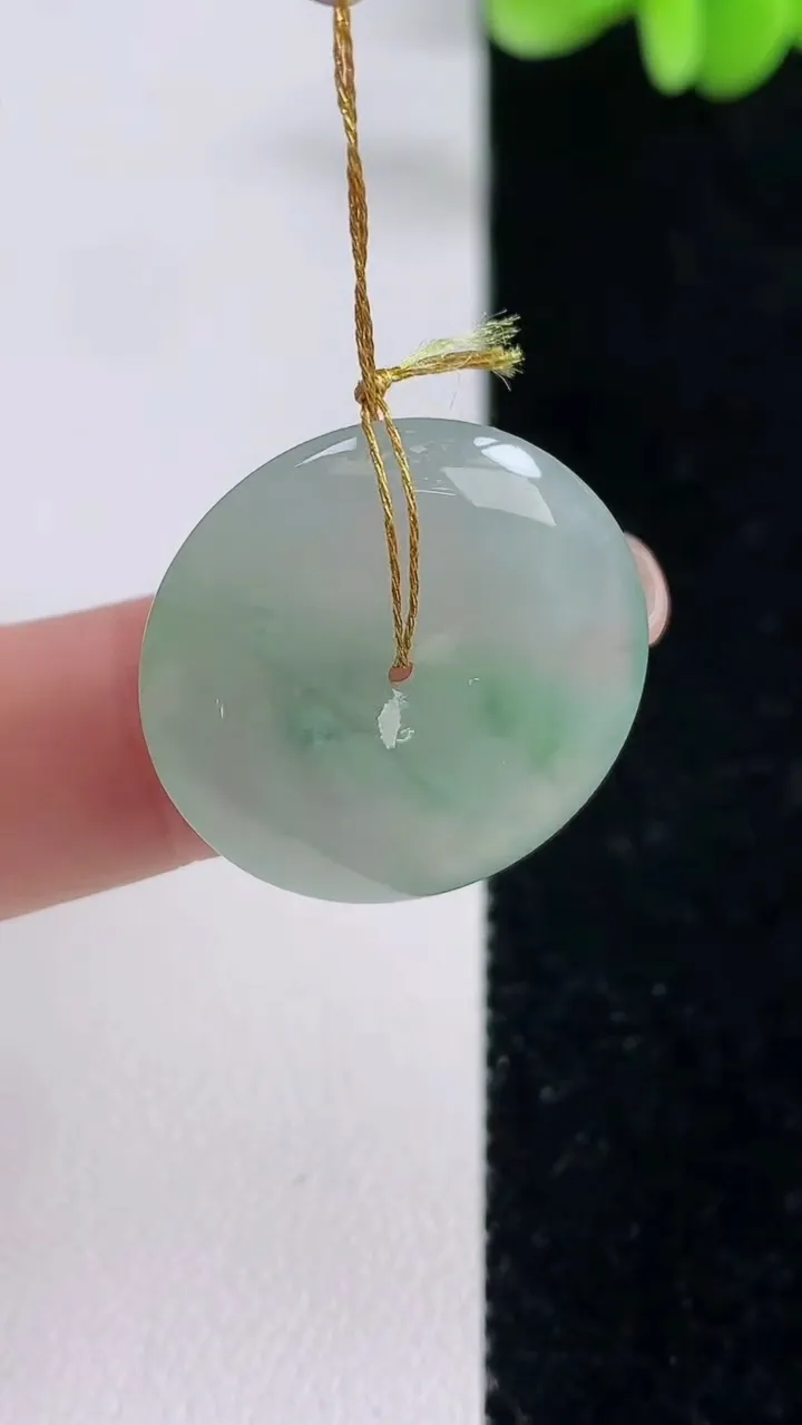 天然A货翡翠冰种飘花平安扣吊坠，尺寸23.3-5.2，重量:5.93g
9月13日