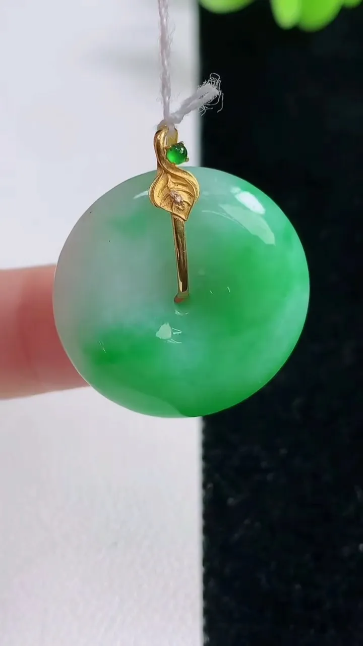 天然A货翡翠平安扣吊坠，尺寸23.7-6.2，重量:8.75g
9月13日