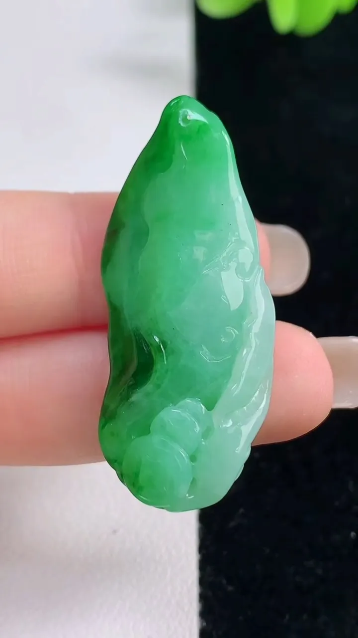 天然A货翡翠年年有余吊坠，尺寸41.7-17.3-8.8，重量:9.48g
9月13日
