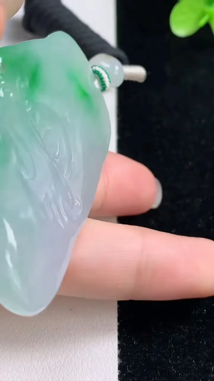 天然A货翡翠大势至观音菩萨吊坠，尺寸55-42-7，重量:38.04g
9月13日