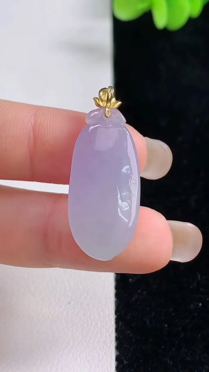 天然A货翡翠18k春带彩紫罗兰福瓜吊坠，尺寸28.4-13.3-5.4，重量:3.84g
9月13日