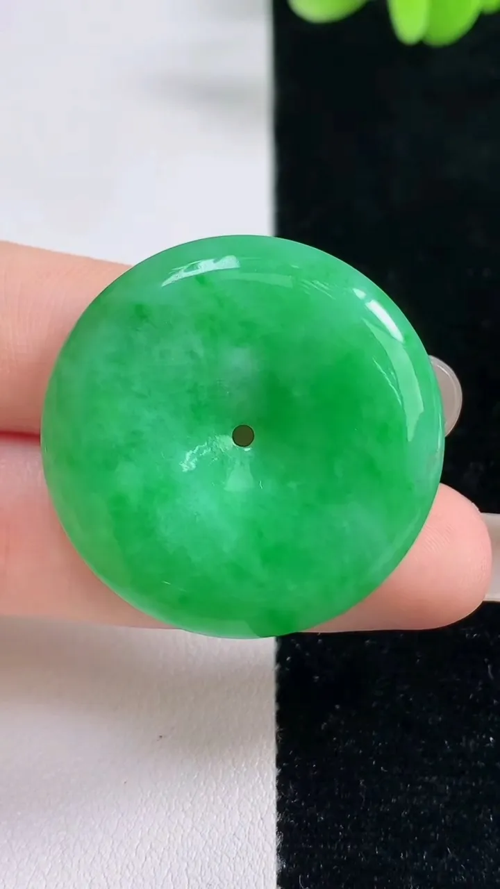 天然A货翡翠平安扣吊坠，尺寸32.6-5.2，重量:12.15g
9月13日