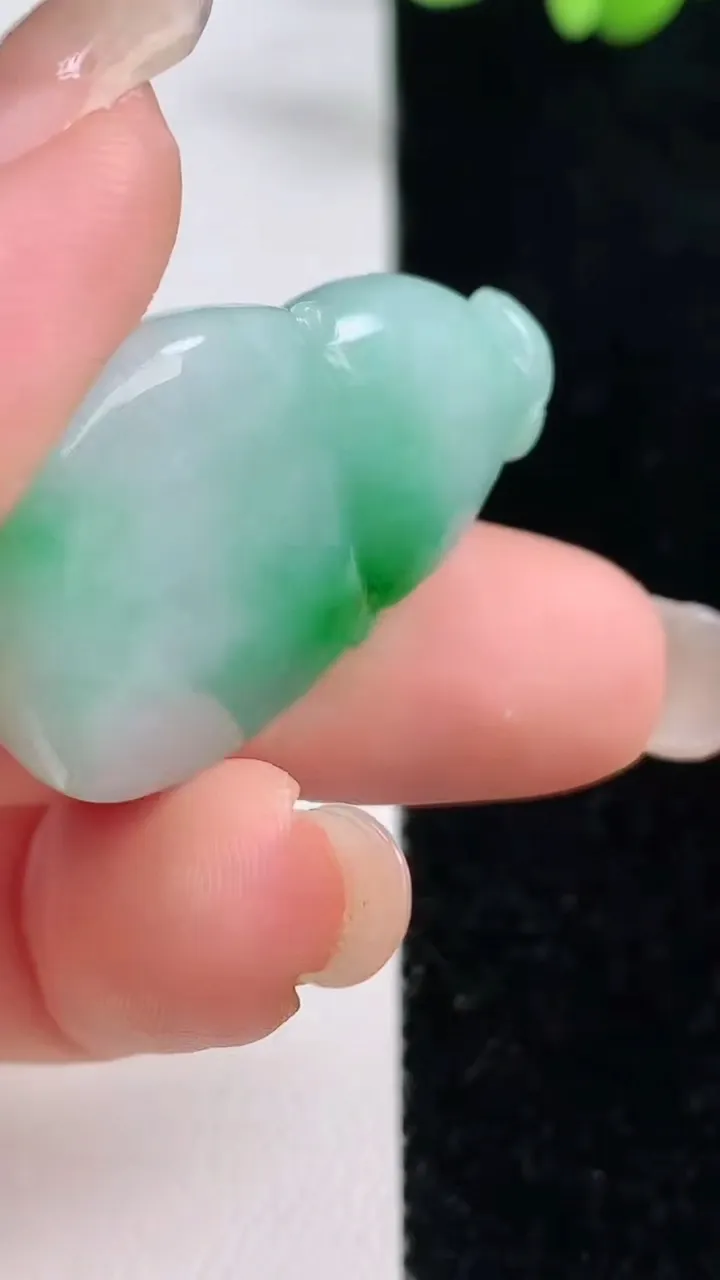 天然A货翡翠葫芦镶嵌件，尺寸34.3-22.5-11.2，重量:13.74g
9月13日