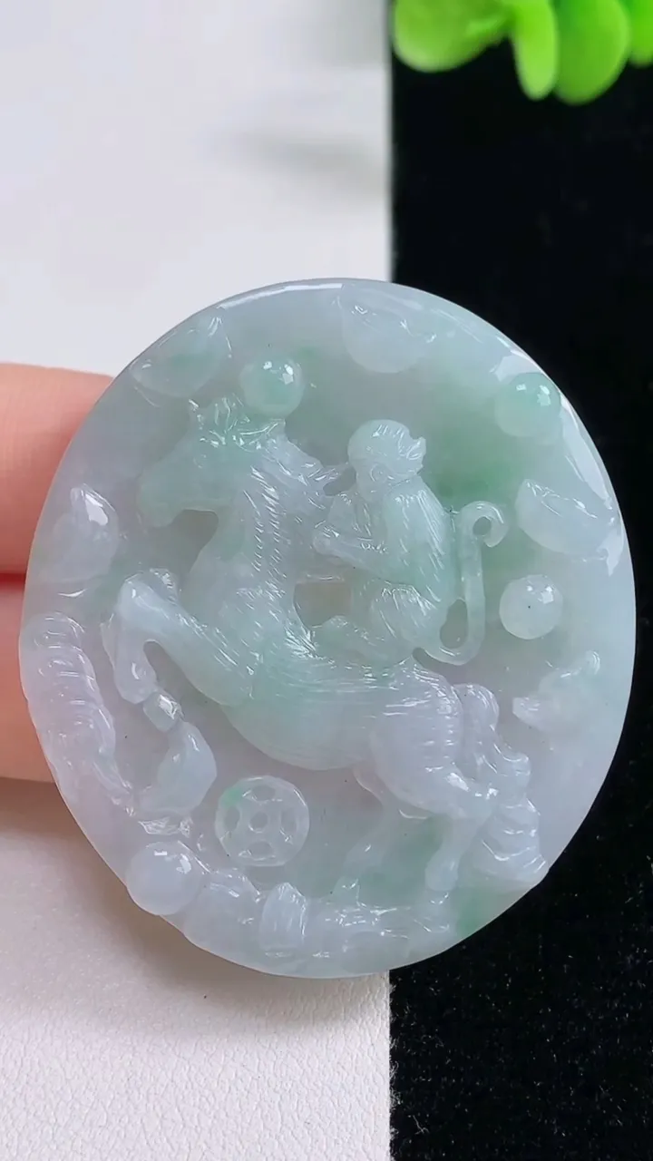 天然A货翡翠马上封侯吊坠，尺寸49.5-43.6-5.3，重量:23.00g
9月13日