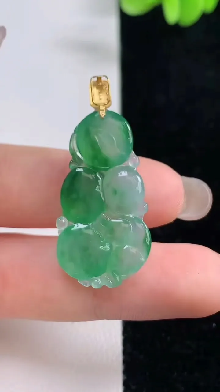 天然A货翡翠生肖猴吊坠，尺寸31.3-16.7-4，重量:3.80g
9月13日