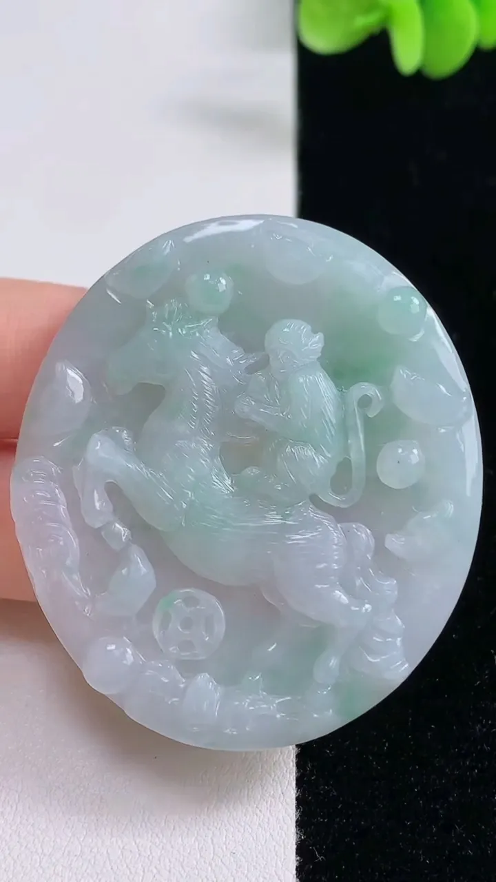 天然A货翡翠马上封侯吊坠，尺寸49.5-43.6-5.3，重量:23.00g
9月13日