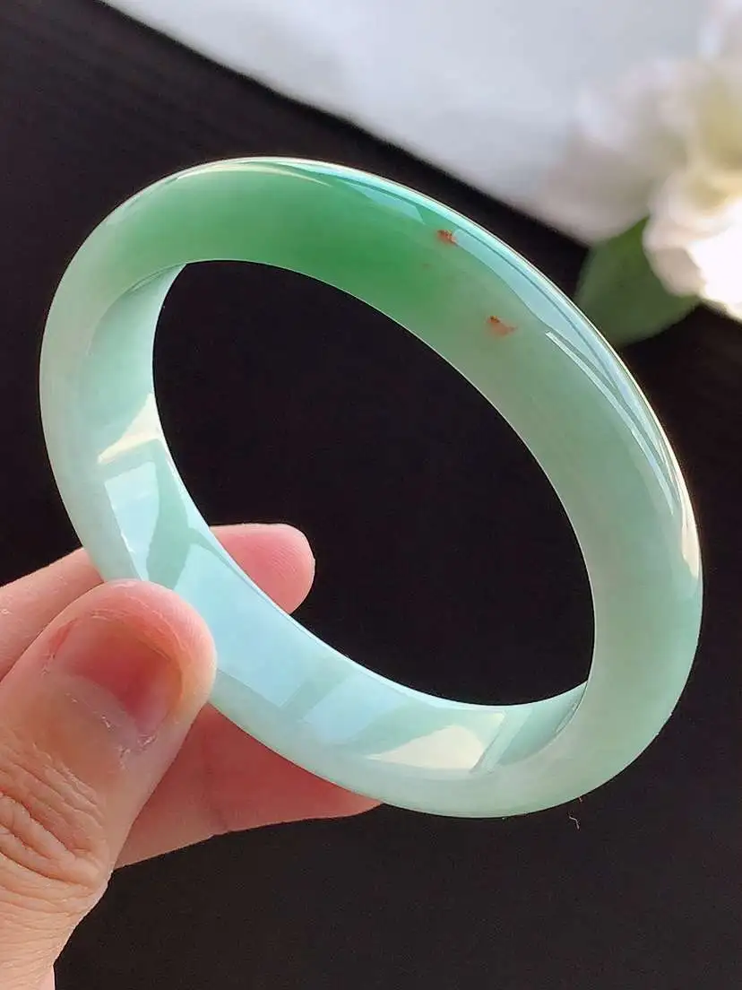 a货翡翠老坑冰种飘绿贵妃手镯53-54圈口  尺寸53.3×46.7×13×6.3mm 重量43.3