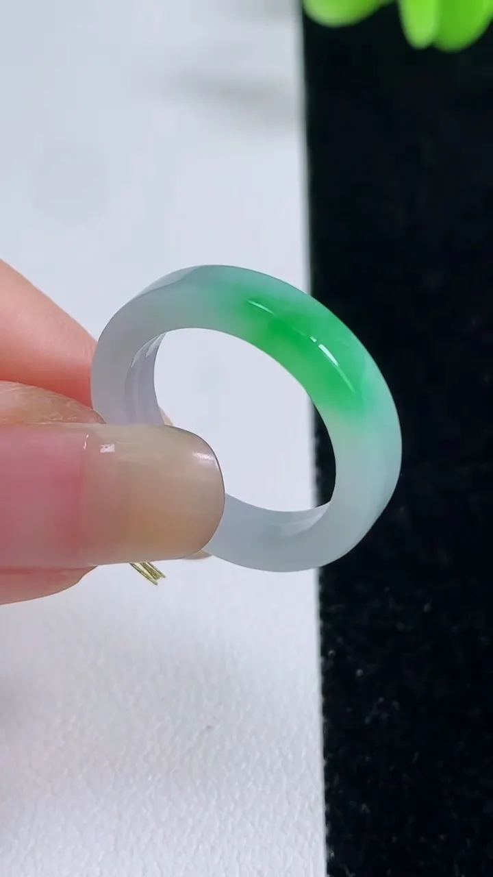 天然A货翡翠指环戒指，尺寸19.3-4.3-3，重量:3.38g2025年9月13日
工厂直销收藏佳品,种好水足，色泽均匀，有种有色，上手高大气！