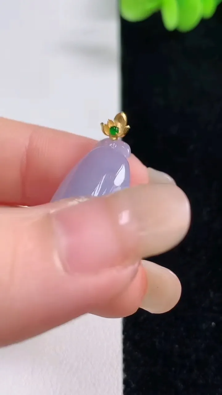天然A货翡翠18k春带彩紫罗兰福瓜吊坠，尺寸28.4-13.3-5.4，重量:3.84g
9月13日