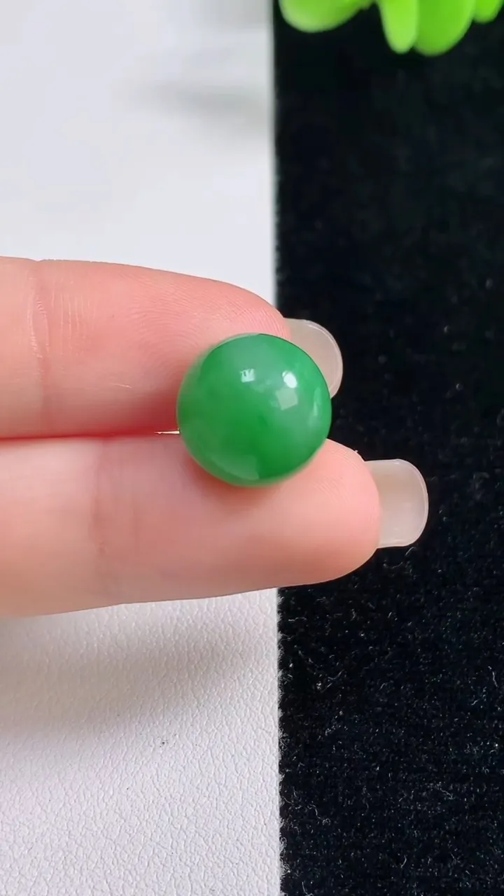 天然A货翡翠圆珠镶嵌件，尺寸12.5，重量:4.26g
9月13日