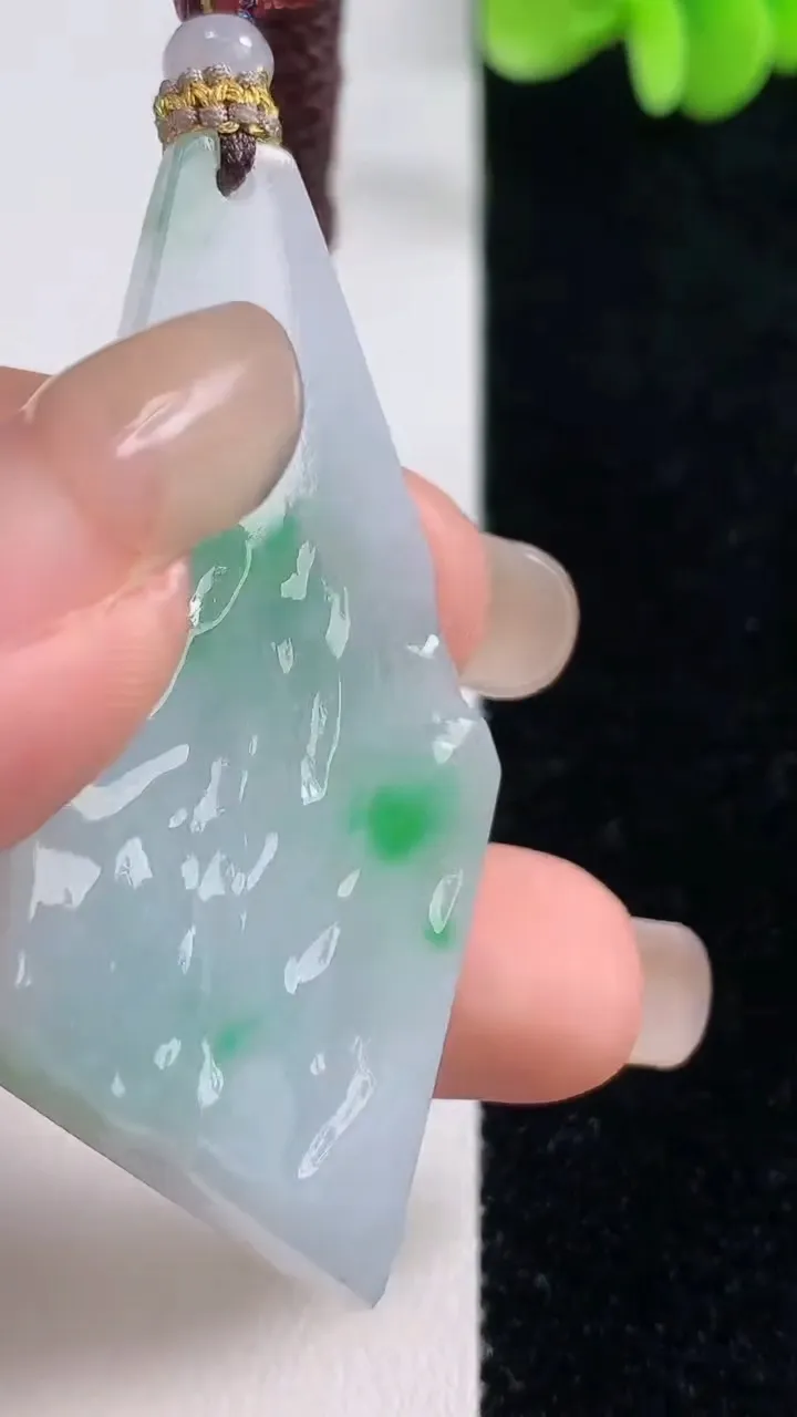 天然A货翡翠原石吊坠，尺寸48.4-27-6.6，重量:14.21g
9月13日