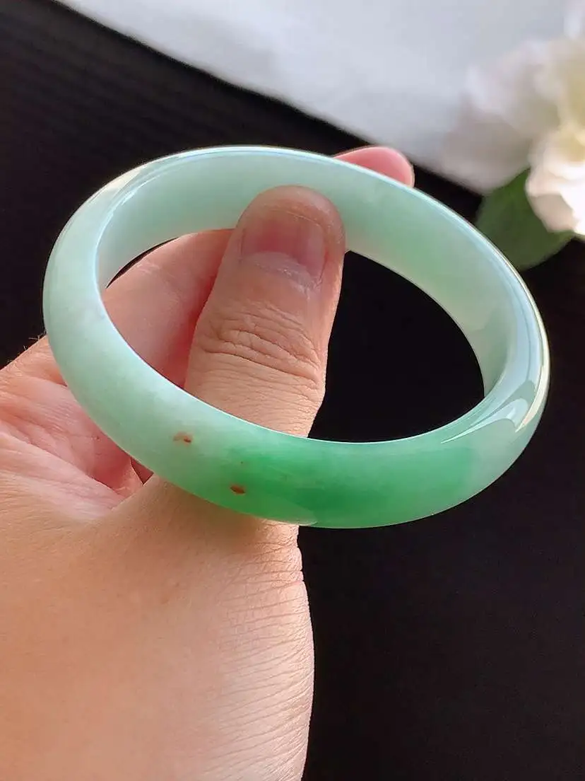 a货翡翠老坑冰种飘绿贵妃手镯53-54圈口  尺寸53.3×46.7×13×6.3mm 重量43.3