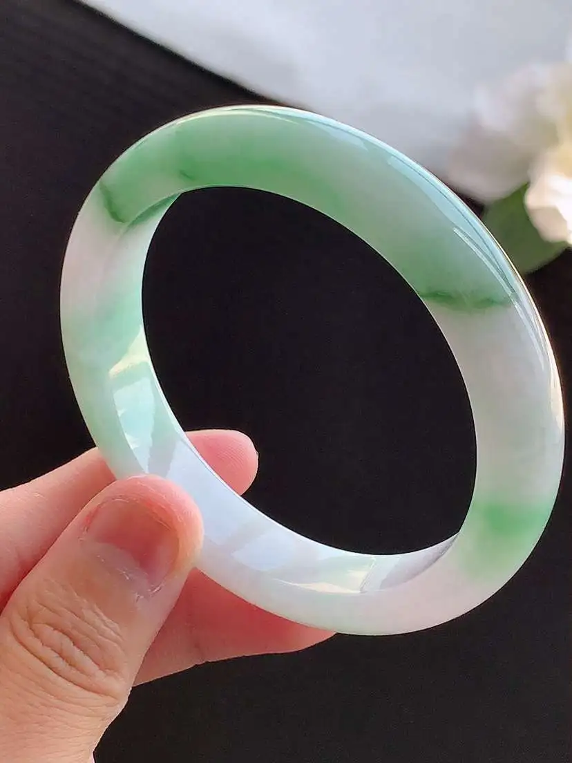 a货翡翠老坑冰种飘绿正装正圈手镯54-55圈口  尺寸54.5×11.7×7.5mm 重量49.18