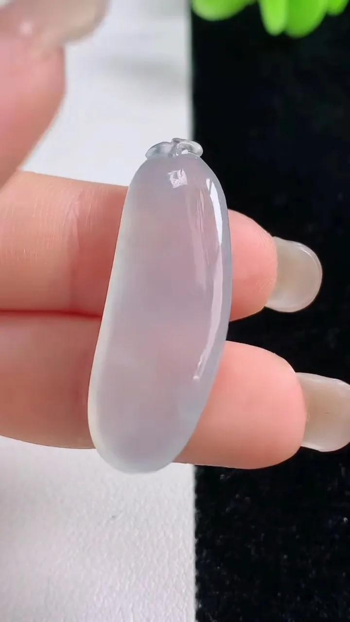 天然A货翡翠福瓜吊坠，尺寸35-12.8-5.5，重量:5.83g
9月13日