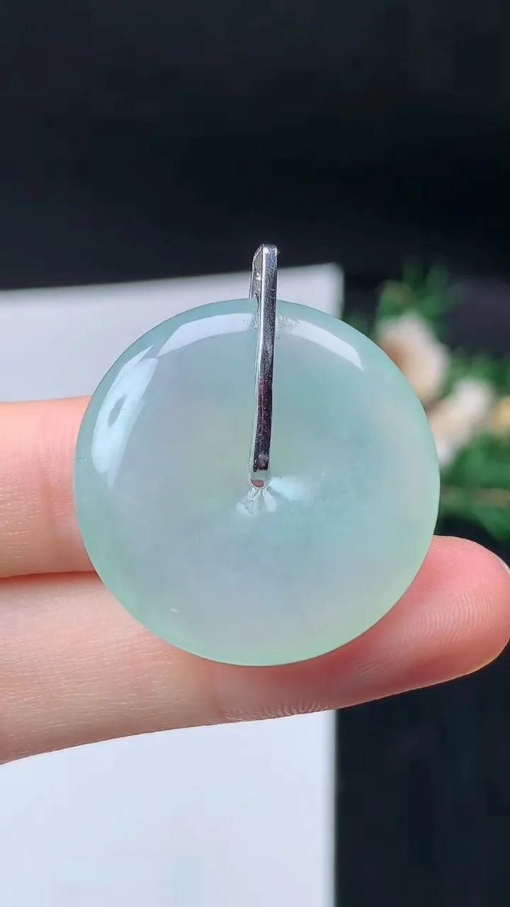 天然A货翡翠平安扣吊坠，尺寸27.6-5.7，重量:9.00g
9月13日