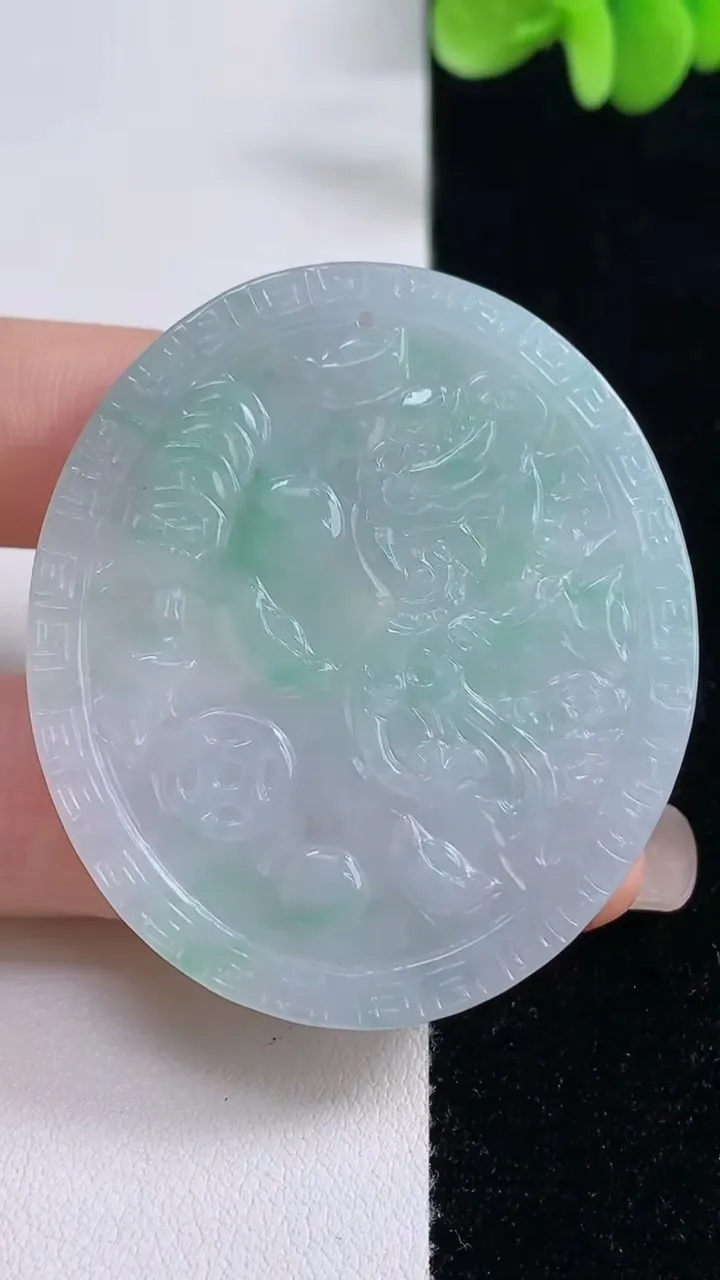 天然A货翡翠马上封侯吊坠，尺寸49.5-43.6-5.3，重量:23.00g
9月13日