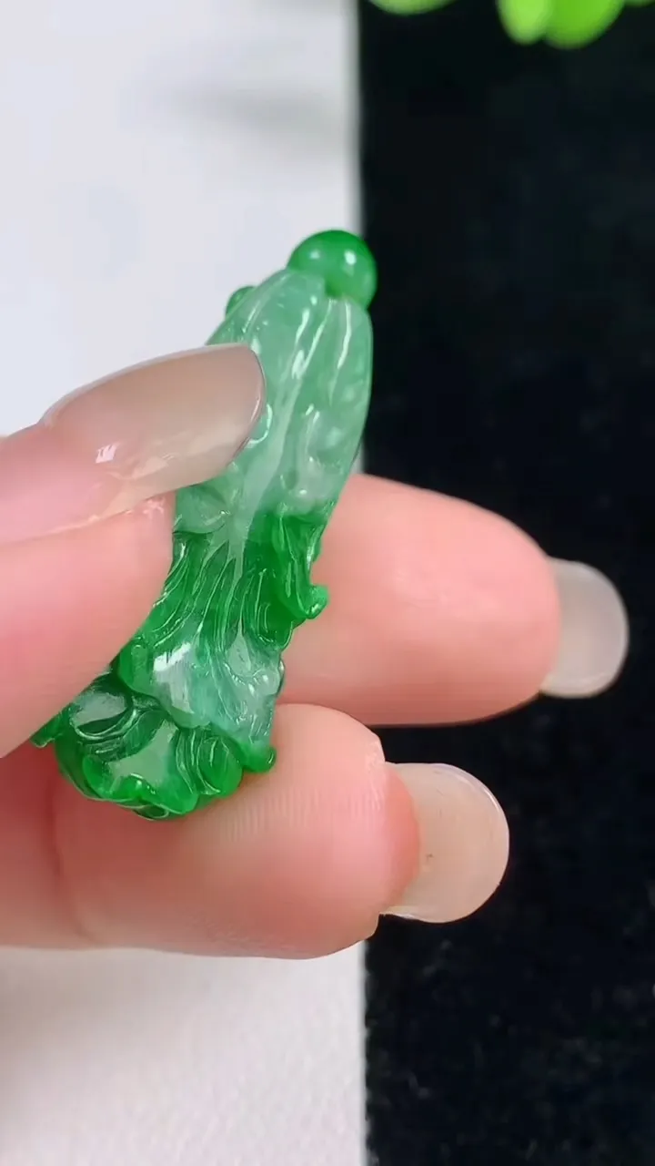 天然A货翡翠白菜吊坠，尺寸35-13.4-6.4，重量:4.95g
9月13日