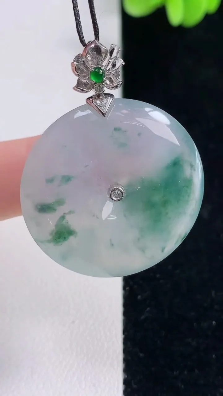 天然A货翡翠种飘花平安扣吊坠，尺寸31.6-5.7，重量:12.86g
9月13日