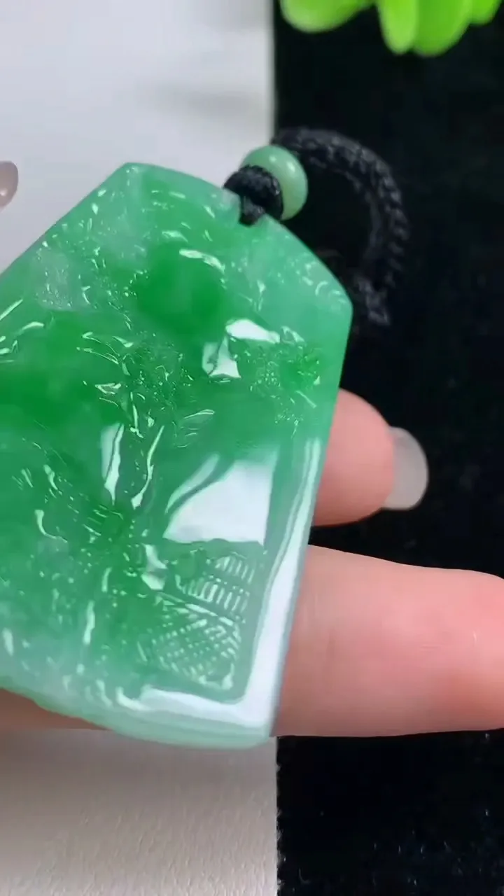 天然A货翡翠山水牌吊坠，尺寸52-37.5-5，重量:24.14g
9月13日