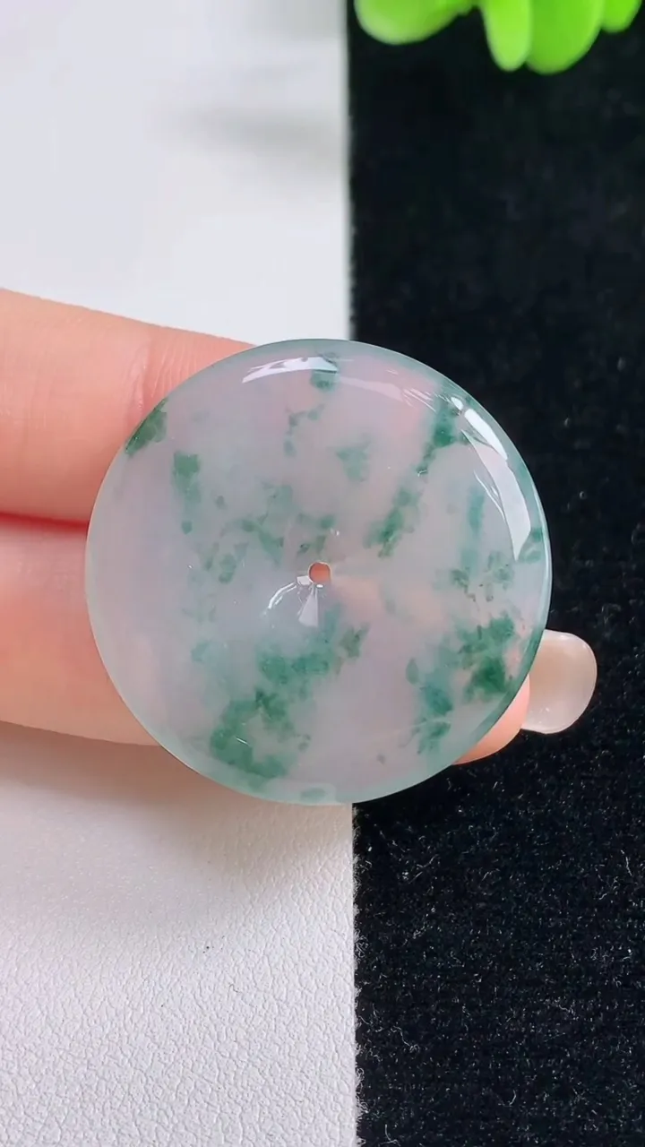 天然A货翡翠种飘花平安扣吊坠，尺寸32.4-4.7，重量:11.05g
9月13日