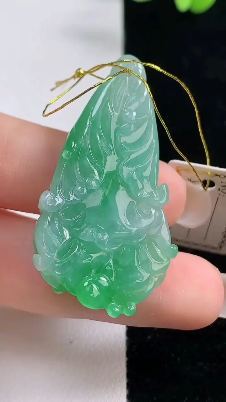 天然A货翡翠白菜吊坠，尺寸42.2-24-7.6，重量:9.07g
9月13日