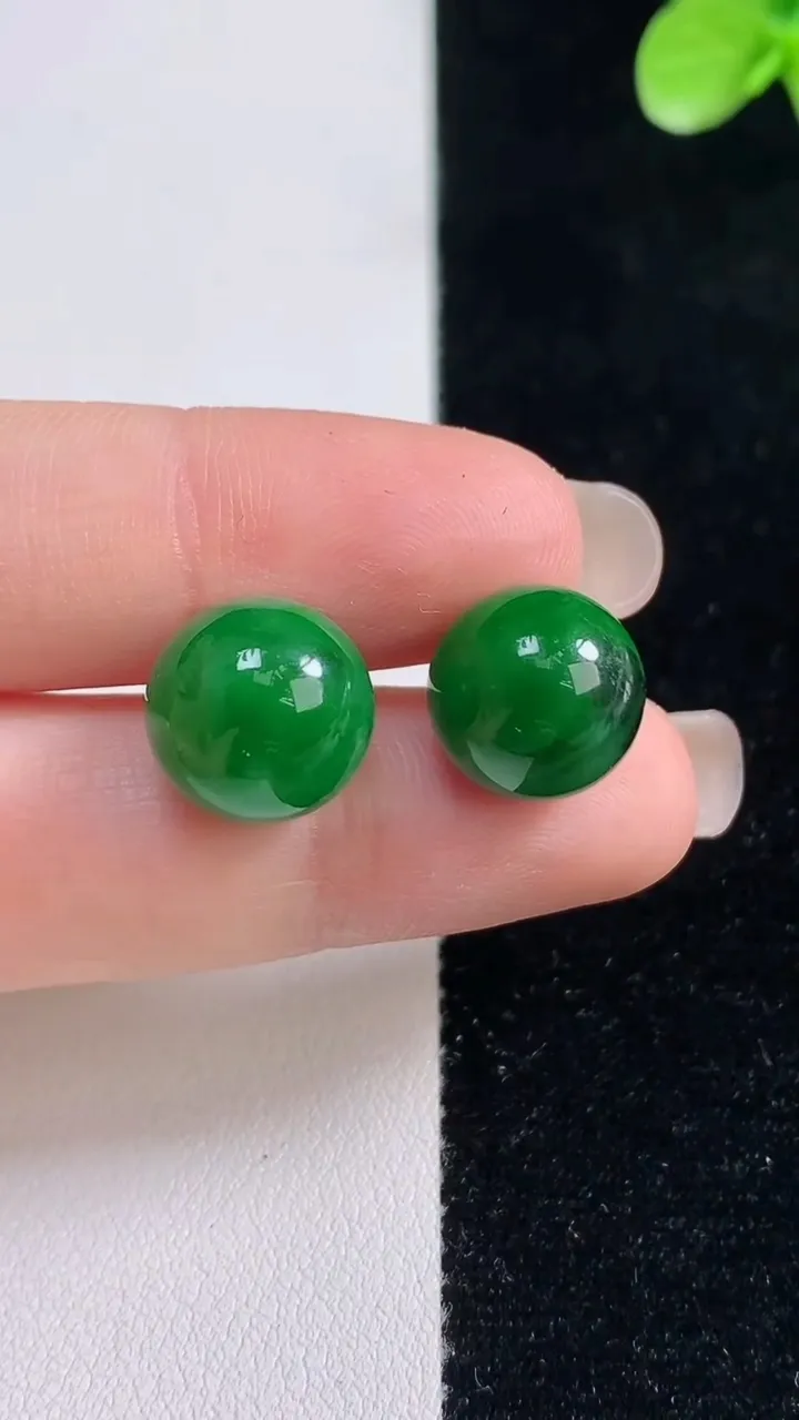 天然A货翡翠圆珠镶嵌件一对，尺寸11.7，重量:6.08g9月13日
工厂直销收藏佳品,种好水足，色泽均匀，有种有色，上手高大气！