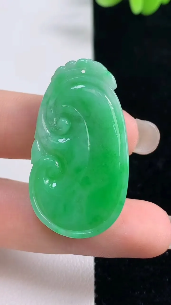 天然A货翡翠如意吊坠，尺寸39.2-21.7-4，重量:8.16g
9月13日