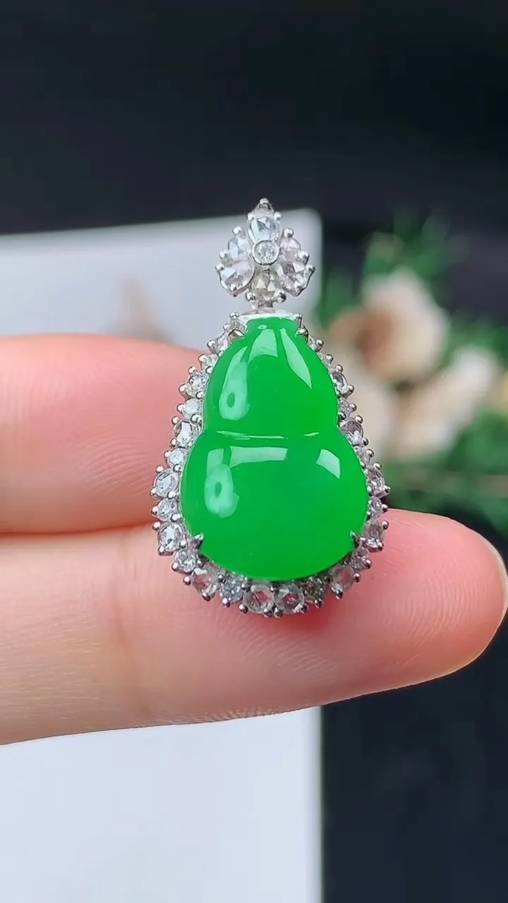 天然A货翡翠葫芦吊坠，尺寸26.8-15-10，裸石16.9-11.6，重量:4.65g
9月13日