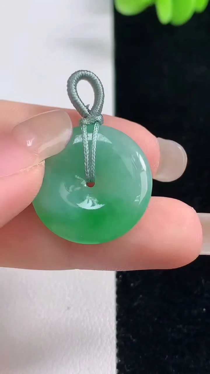天然A货翡翠平安扣吊坠，尺寸23.5-4，重量:5.90g
9月13日