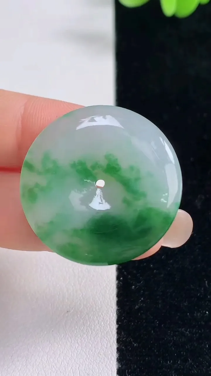 天然A货翡翠平安扣吊坠，尺寸29.7-4.5，重量:9.00g
9月13日