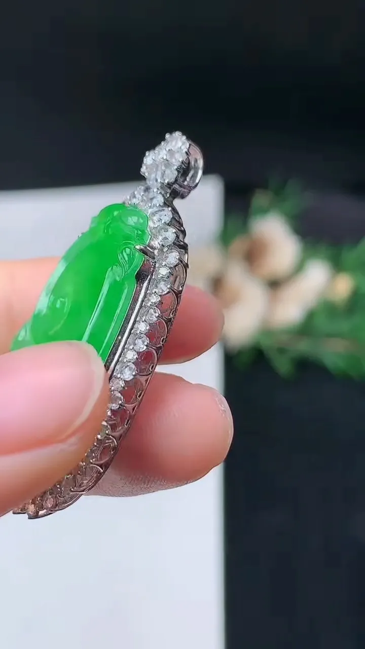 天然A货翡翠如意吊坠，尺寸43.2-21.4-10，裸石31.3-17.2，重量:10.00g
9月13日，重量:10.00g