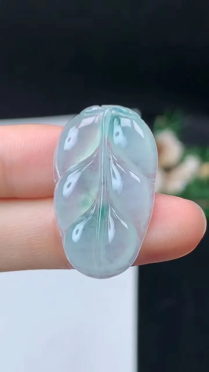 天然A货翡翠飘花金枝玉叶 叶子吊坠，尺寸30.2-18-3.7，重量:3.84g
9月13日