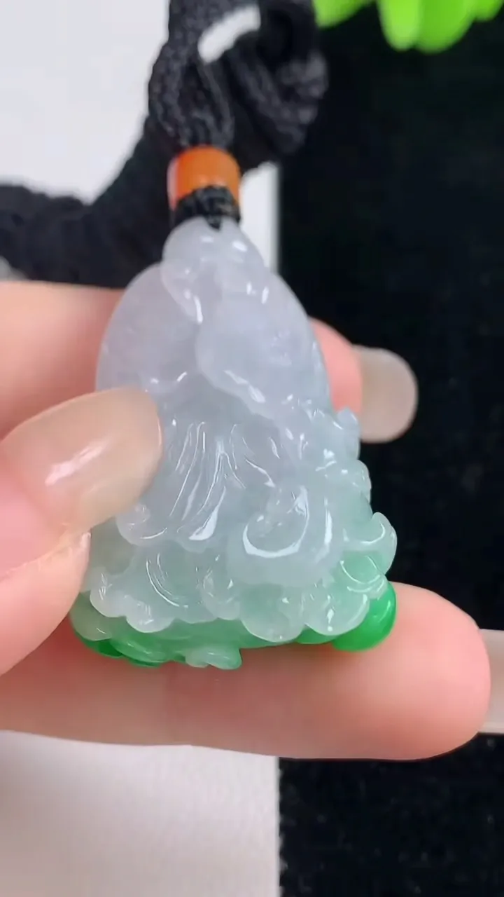 天然A货翡翠白菜吊坠，尺寸37.6-24.5-16，重量:22.86g
9月13日