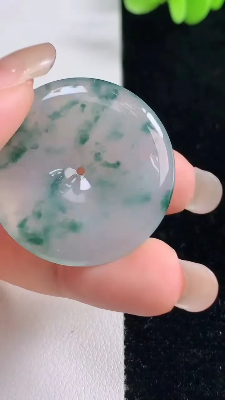 天然A货翡翠种飘花平安扣吊坠，尺寸32.4-4.7，重量:11.05g
9月13日