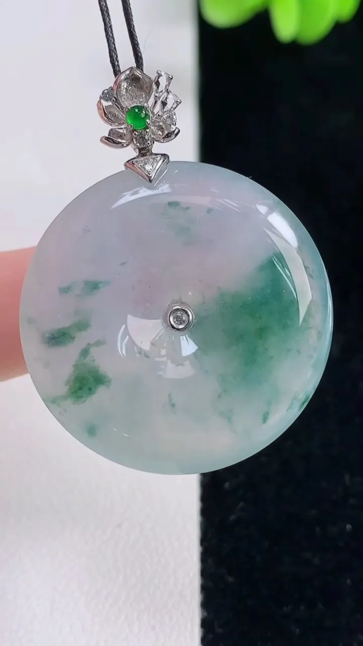 天然A货翡翠种飘花平安扣吊坠，尺寸31.6-5.7，重量:12.86g
9月13日