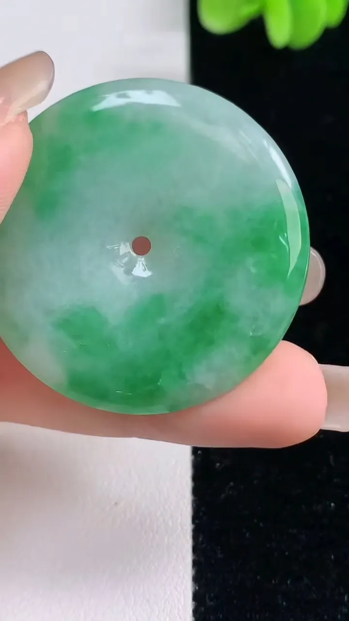 天然A货翡翠平安扣吊坠，尺寸39.4-5，重量:19.24g
9月13日
