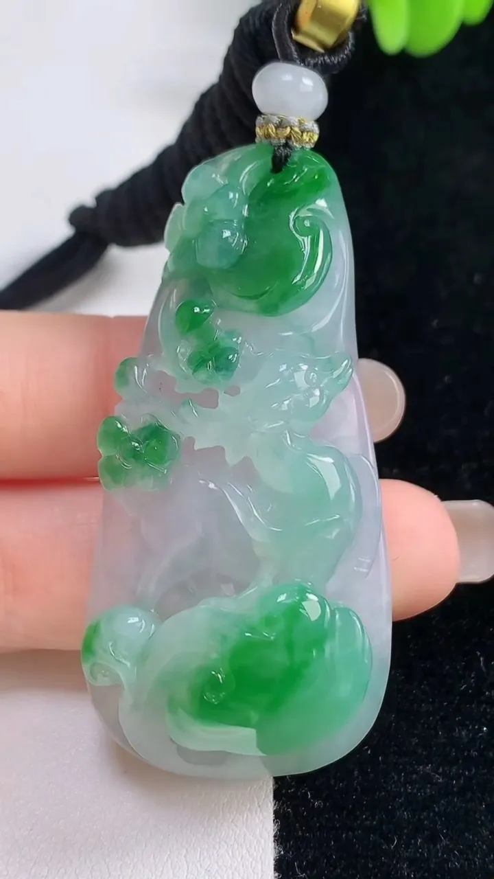 天然A货翡翠梅花鹿吊坠，尺寸57-27.2-13，重量:31.02g
9月13日