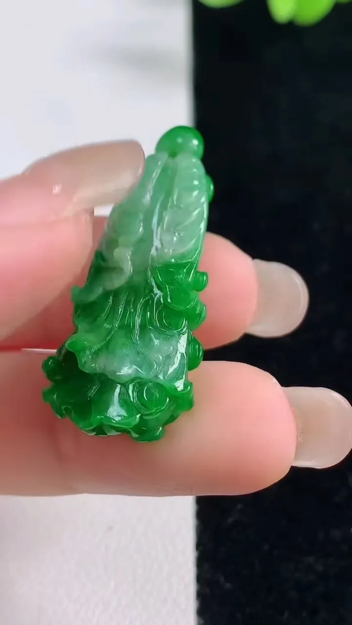 天然A货翡翠白菜吊坠，尺寸35-13.4-6.4，重量:4.95g
9月13日