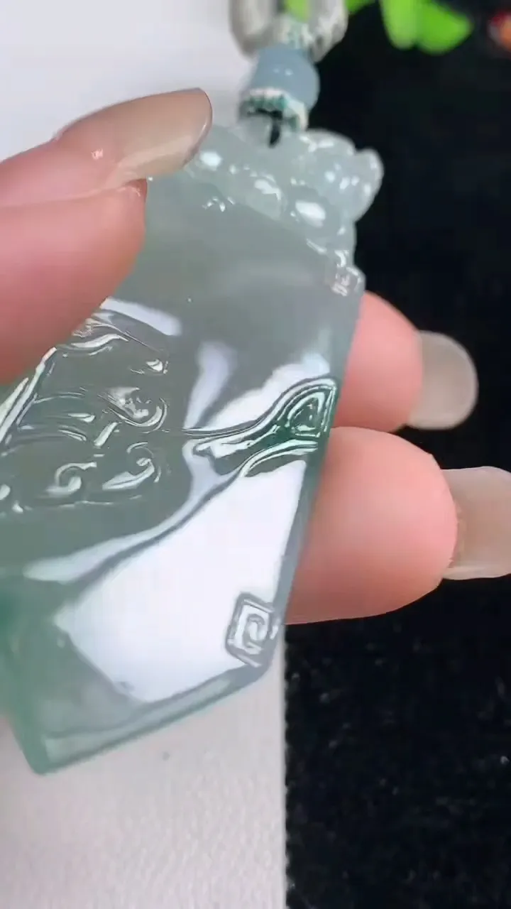 天然A货翡翠冰种飘花仿古无事牌吊坠，尺寸62.5-24-5.4，重量:20.60g
9月13日