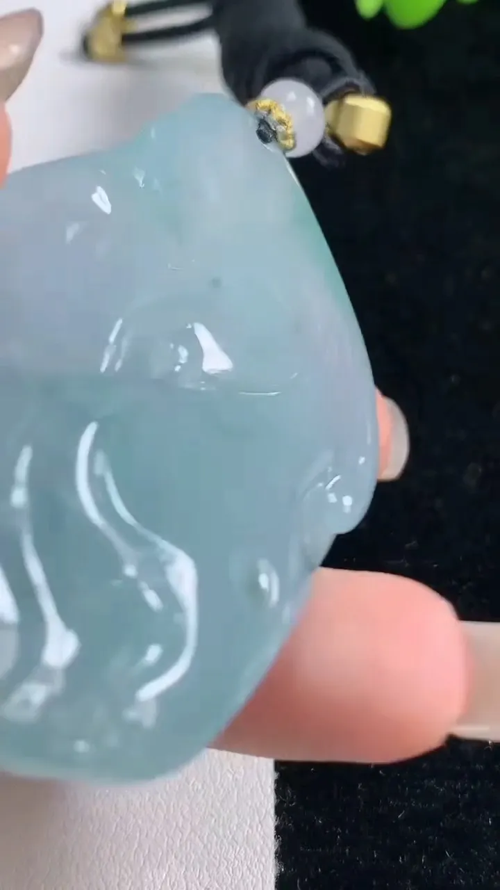 天然A货翡翠种飘花无相观音吊坠，尺寸62.6-38-8.4，重量:43.00g
9月13日