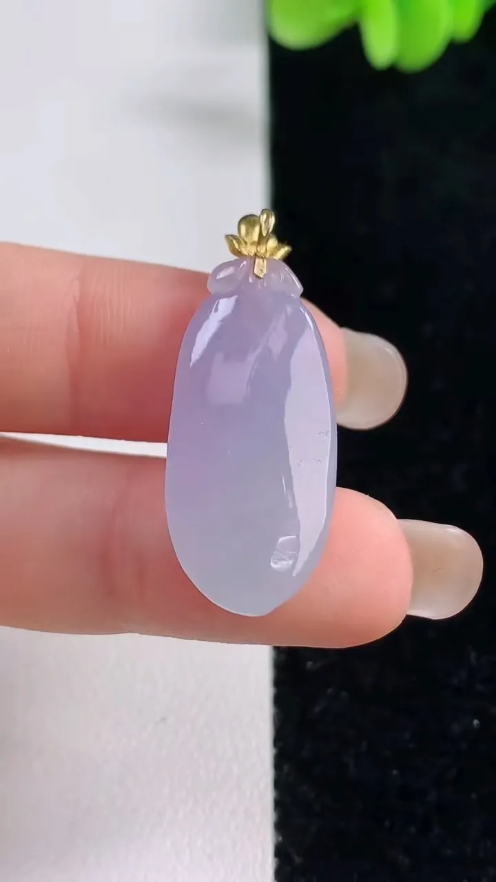 天然A货翡翠18k春带彩紫罗兰福瓜吊坠，尺寸28.4-13.3-5.4，重量:3.84g
9月13日
