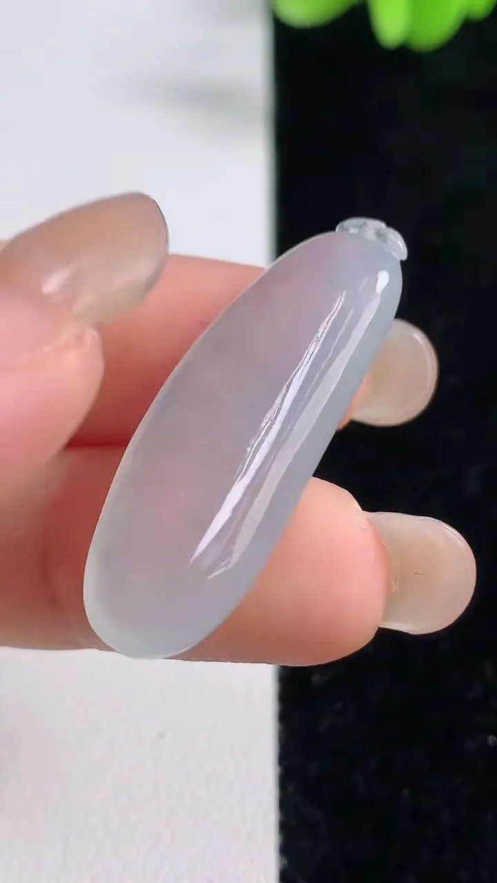 天然A货翡翠福瓜吊坠，尺寸35-12.8-5.5，重量:5.83g
9月13日