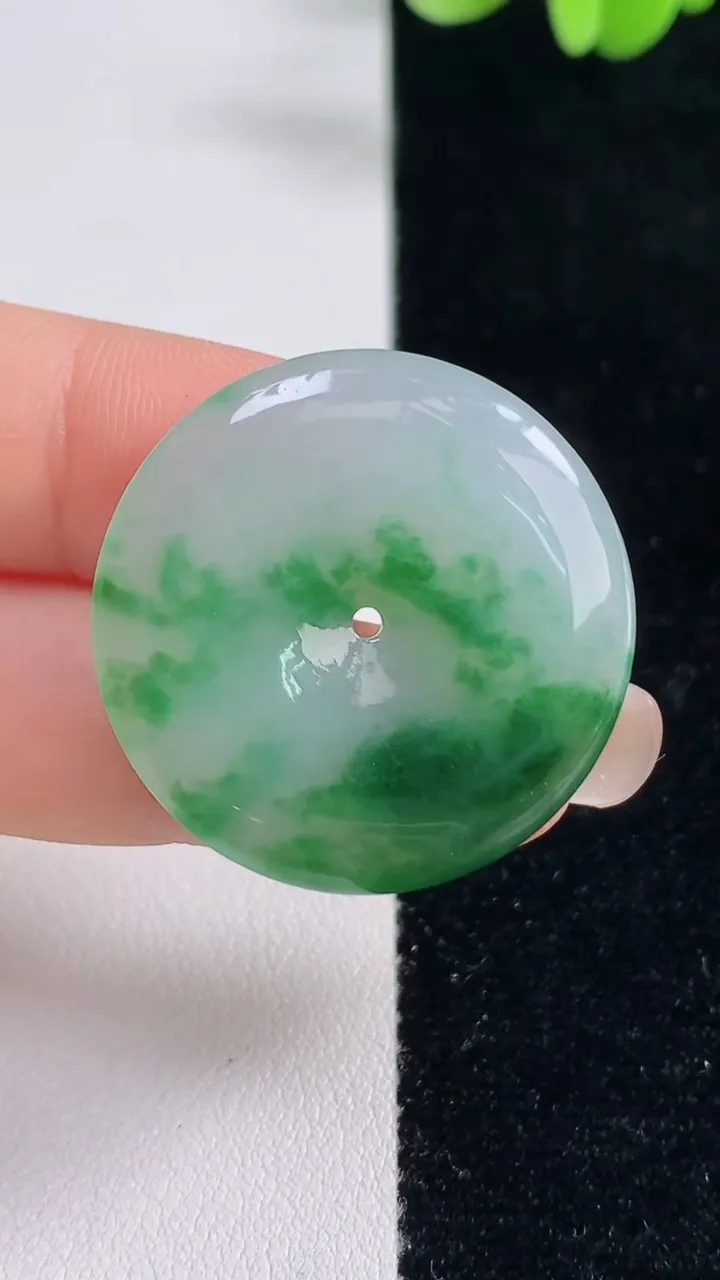 天然A货翡翠平安扣吊坠，尺寸29.7-4.5，重量:9.00g
9月13日