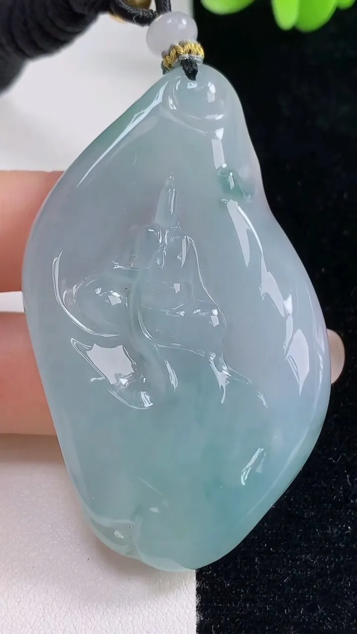 天然A货翡翠种飘花无相观音吊坠，尺寸62.6-38-8.4，重量:43.00g
9月13日